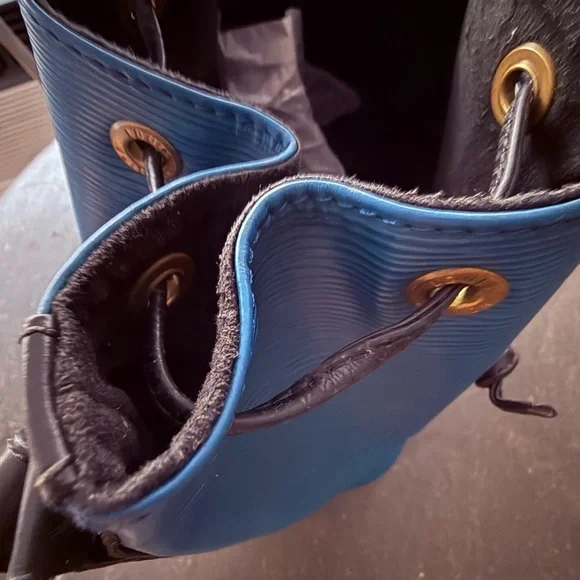 SUNDAY PRICE DROP! Louis Vuitton Blue Epi Leather Drawstring Hobo Bag - Picture 6 of 12